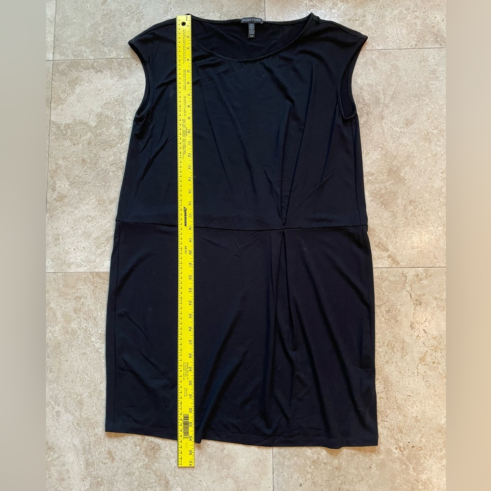 Simple black dress that’s easy to wear and super flattering